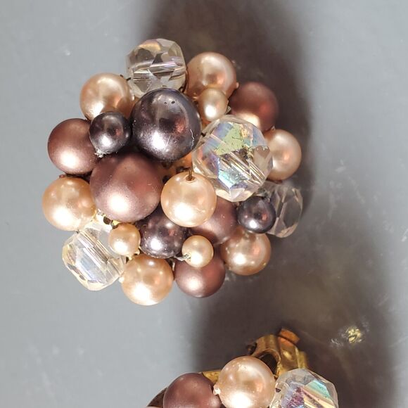 Vintage Clip Earrings Cluster Faceted Beads & Faux Pearl Grannycore Mid Century - Picture 12 of 12
